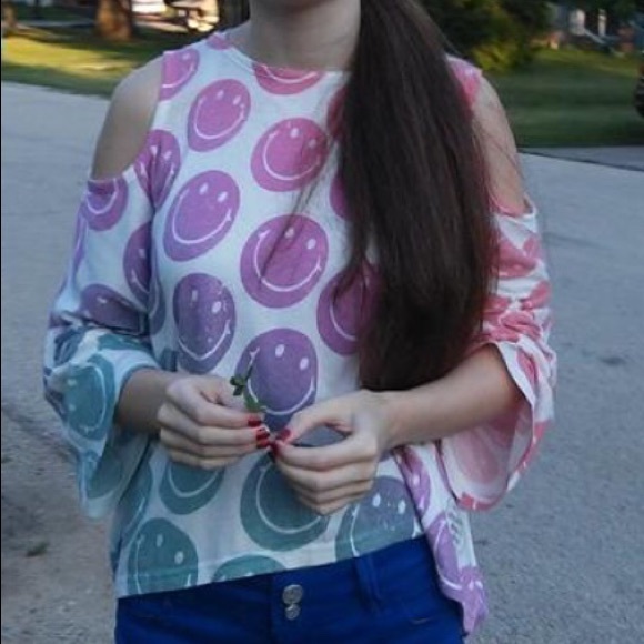 Understar Los Angeles Tops - Cold shoulder, ombré smiley face top